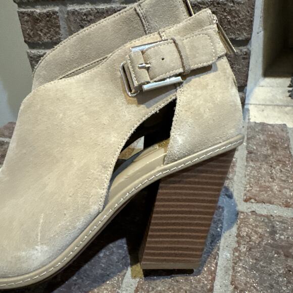 Vince Camuto Fareena Block Heel Open Toe Zip Closure Beige Suede Shoe Womens 11 - Picture 5 of 16